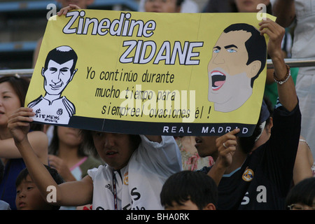 Des fans japonais de montrer leur soutien à Zinedine Zidane du real madrid football club, à Tokyo, Japon. Banque D'Images