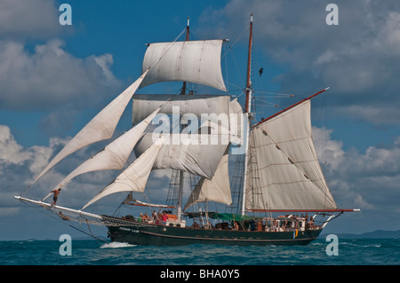 Le Solway Lass 125 goélette construite en 1906 au pied de la voile dans les Iles Whitsunday sur la Grande Barrière de Corail Banque D'Images