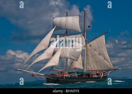 Le Solway Lass 125 goélette construite en 1906 au pied de la voile dans les Iles Whitsunday sur la Grande Barrière de Corail Banque D'Images