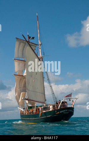 Le Solway Lass 125 goélette construite en 1906 au pied de la voile dans les Iles Whitsunday sur la Grande Barrière de Corail Banque D'Images