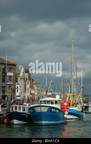 Les bateaux de pêche amarrés dans le port de Weymouth, Dorset, England, UK Banque D'Images