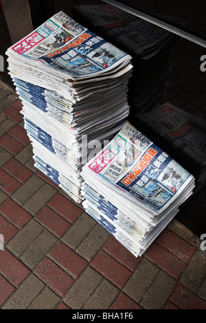 Un tas de journaux dans le cadre de l'acheminement et la distribution de journaux à Hong Kong. Banque D'Images