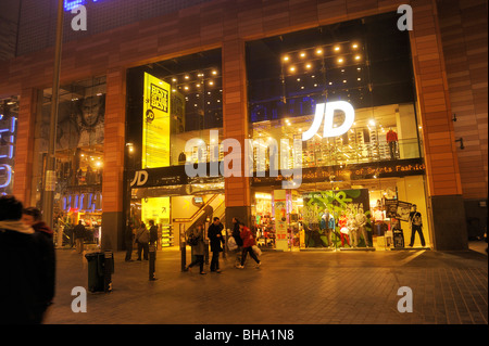 En magasin JD Paradise Street Liverpool ouvert pour le late night shopping à Liverpool One. Banque D'Images