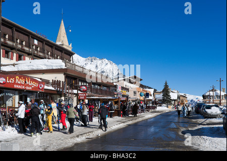 Rue principale dans le centre de la station de Montgenèvre, domaine skiable de La Voie Lactée, Hautes Alpes, France Banque D'Images