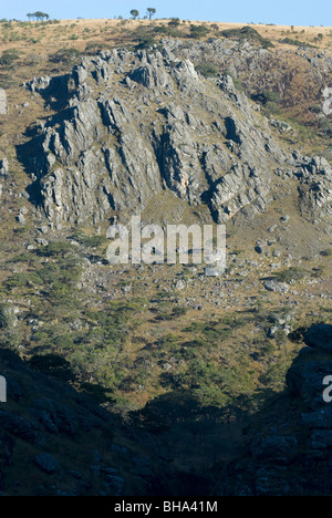 Les montagnes offrent de Chimanimani certains randonneurs du moins l'embarras des aires de nature sauvage dans le sud de l'Afrique. Banque D'Images