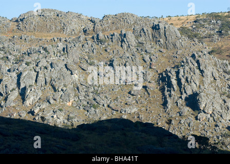 Les montagnes offrent de Chimanimani certains randonneurs du moins l'embarras des aires de nature sauvage dans le sud de l'Afrique. Banque D'Images