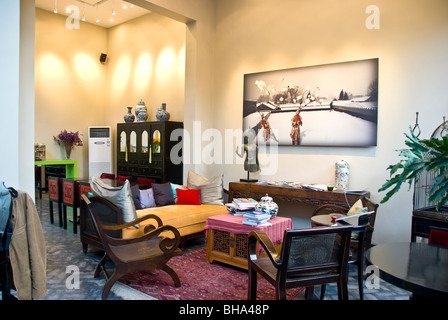 Pékin, CHINE - Grand angle, Hôtels, intérieur du bar-salon central de style boutique dans un vieux Hutong, la 'Côte Cour », peinture moderne de pékin Banque D'Images