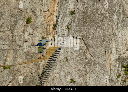 L'homme et son fils traversent la swinging pied pont sur la Via Ferrata à Nelson Rocks, WV. Banque D'Images