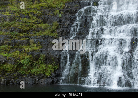 Le tourisme bénéficie de la vue sur la magnifique Bridal Veil Falls au Zimbabwe's Chimanimani National Park. Banque D'Images