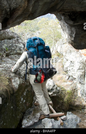 Les randonneurs profitez de la moins suspecte des paysages de montagne dans le sud de l'Afrique dans le Parc National de Chimanimani du Zimbabwe. Banque D'Images