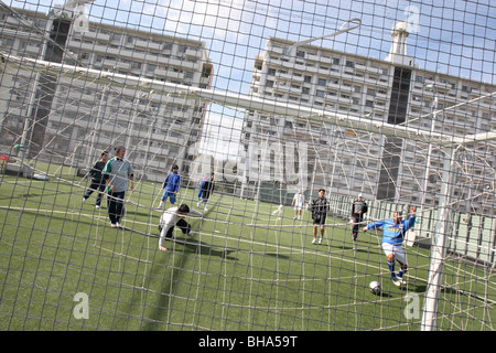 Un match de football dans 'Homi Danshi'- un lotissement peuplé avec de nombreux Brésiliens, dans Homigaoka, Toyota City, Japon. Banque D'Images