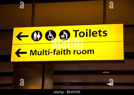 Toilettes, toilettes handicapés, change-bébé et multi-foi prix inscrivez-vous à l'aéroport d'Heathrow Banque D'Images