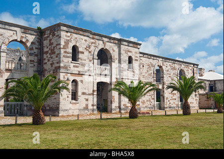 Anciens entrepôts et bâtiments dans la cour d'avitaillement. Le Royal Naval Dockyard, West End, aux Bermudes Banque D'Images