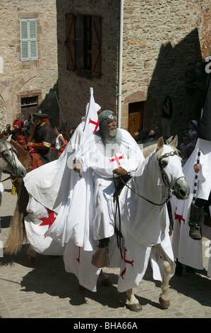 Templier à cheval, fête médiévale le 14 juillet à Cordes-sur-Ciel, Tarn, France Banque D'Images