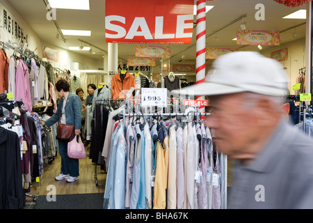 La galerie marchande abrite de nombreuses boutiques affichant 'Ventes' signes, dans la ville de Toyota, au Japon. Banque D'Images