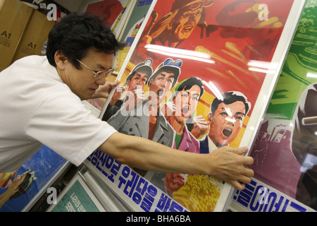 Jun Miyagawa, arc-en-ciel de Trading Company ( une spécialité de la Corée du Nord) Librairie de la Corée du Nord présente les produits en vente. Tokyo. Banque D'Images