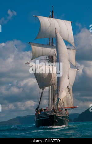 Le Solway Lass 125 goélette construite en 1906 au pied de la voile dans les Iles Whitsunday sur la Grande Barrière de Corail Banque D'Images