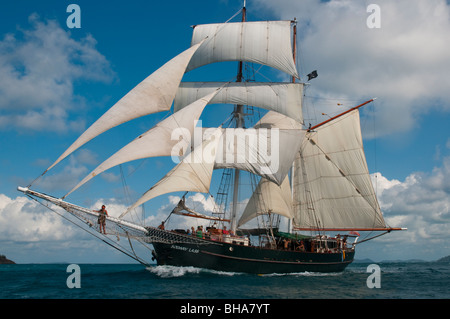 Le Solway Lass 125 goélette construite en 1906 au pied de la voile dans les Iles Whitsunday sur la Grande Barrière de Corail Banque D'Images