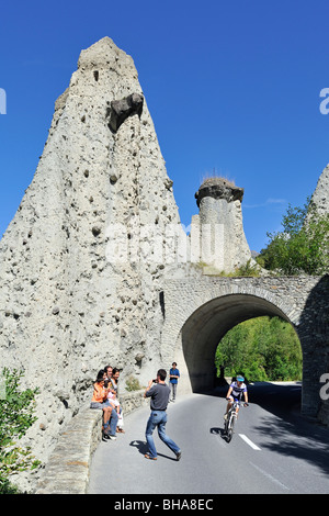 Les touristes visitant of Euseigne Pyramides de, d'étranges formations rocheuses créées par l'érosion éolienne et hydrique, Valais / Wallis (Suisse) Banque D'Images
