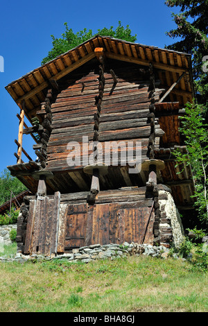 Grenier en bois traditionnel Suisse / raccard près du village de Grimentz, Valais / Wallis (Suisse) Banque D'Images