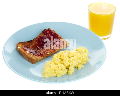 Des Œufs brouillés avec la confiture sur des toasts Banque D'Images