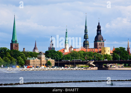 Vue sur le fleuve Daugava à l'horizon de la vieille ville (Vecrīga) en Lettonie, Rīga Banque D'Images
