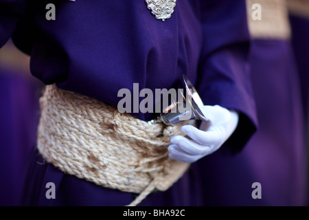 Détail d'un costume du pénitent dans la procession de la Semana Santa à Malaga, Andalousie, Espagne Banque D'Images