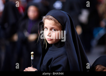 Un enfant dans la procession de la Semana Santa à Malaga, Andalousie, Espagne Banque D'Images