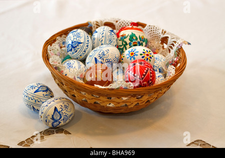 Panier d'oeufs de Pâques traditionnel décoré à la main Banque D'Images