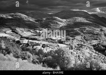 Le village de Castelvecchio dans la Valnerina nr Preci, Ombrie, Italie Banque D'Images