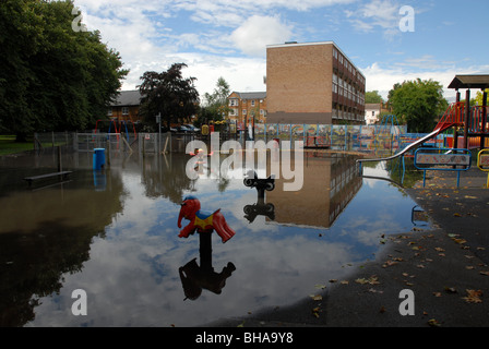Aire de jeux en raison de fortes pluies inondées Banque D'Images