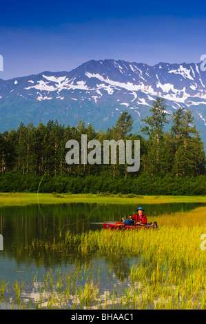 La pêche à la mouche dans un kayak pêche dans la vallée de Portage, Southcentral Alaska, l'été, Banque D'Images