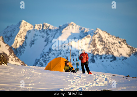 Simulateurs d'apprécier le coucher du soleil au camp dans la Chugach Montagnes Chugach State Park, à proximité, Southcentral Alaska, printemps Banque D'Images