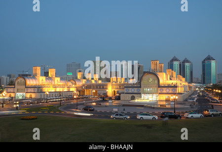 Souk (marché central) dans la ville de Sharjah, au crépuscule, Emirats Arabes Unis Banque D'Images