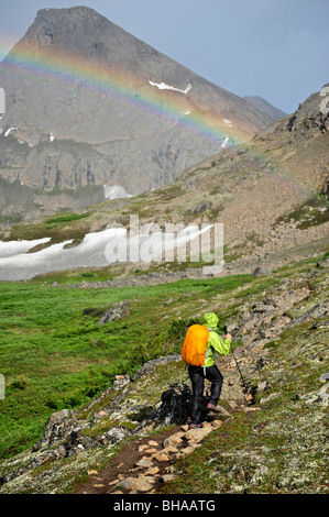 Randonneur sur le sentier des lacs Williwaw Chugach State Park, dans le sud de l'AK Banque D'Images