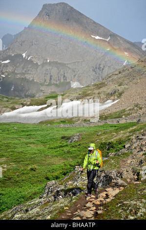 Randonneur sur le sentier des lacs Williwaw Chugach State Park, dans le sud de l'AK Banque D'Images