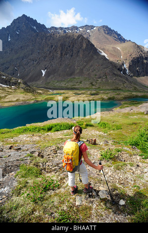 Randonneur surplombe les lacs Williwaw, parc d'état de Chugach, près d'Anchorage, Southcentral Alaska, l'été Banque D'Images