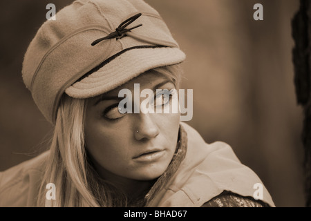 PORTRAIT JEUNE FEMME 21 ans. Les CHASSEURS EN FORÊT PORTANT BLAZE ORANGE STORMY KROMER HAT Banque D'Images