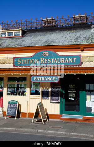 The Old 'Station Restaurant' dans le bâtiment d'origine de Dartmouth Station, South Embankment, Dartmouth, Devon, Angleterre, ROYAUME-UNI Banque D'Images