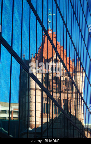 L'église Trinity reflète dans le John Hancock Building, Boston, MA Banque D'Images