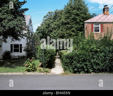 Un sentier entre des maisons dans le cadre de la banlieue modèle Radburn, Fair Lawn, New Jersey, USA Banque D'Images