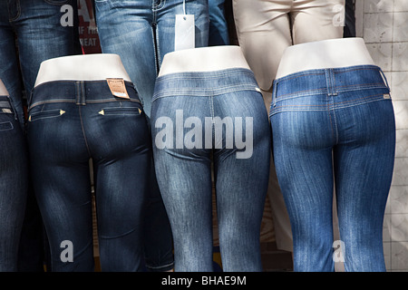 Trois paires de jeans sur shop display dans street Texas USA Banque D'Images