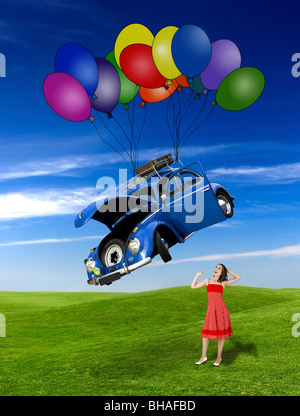 Femme en attente d'une voiture coccinelle tombant du ciel avec des ballons Banque D'Images