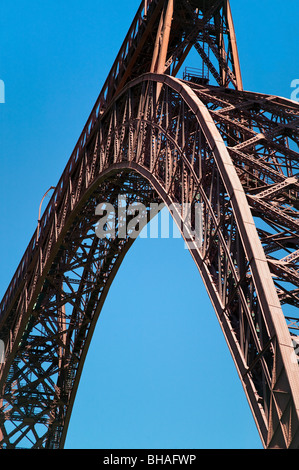 Viaduc de Garabit enjambant la rivière Truyere dans le canal de la France Banque D'Images