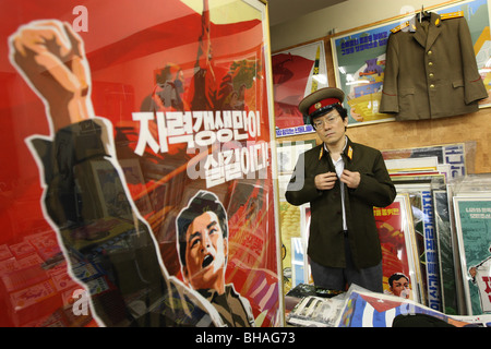 Jun Miyagawa, arc-en-ciel de Trading Company ( une spécialité de la Corée du Nord) Librairie de la Corée du Nord présente les produits en vente. Tokyo. Banque D'Images