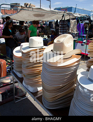 Chapeaux en vente à l'air libre du marché dimanche El Paso Texas USA Banque D'Images
