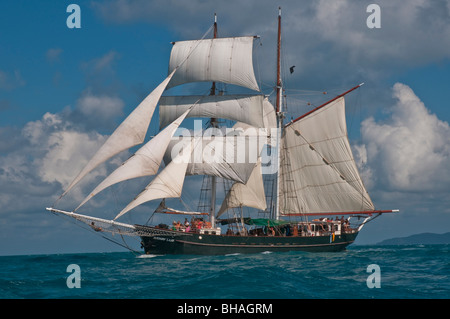 Le Solway Lass 125 goélette construite en 1906 au pied de la voile dans les Iles Whitsunday sur la Grande Barrière de Corail Banque D'Images