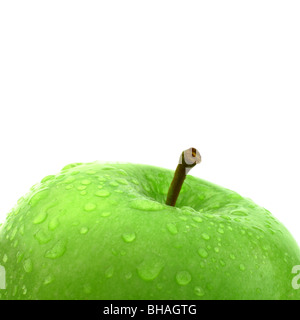Haut Apple couverts dans les gouttelettes d'eau sur un fond blanc. Banque D'Images