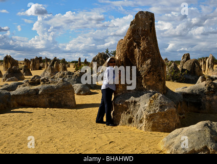 Faire place au féminin grand standing stone ressemblant à figure humaine parmi d'autres formes à Pinnacles National Park Australie occidentale. Banque D'Images