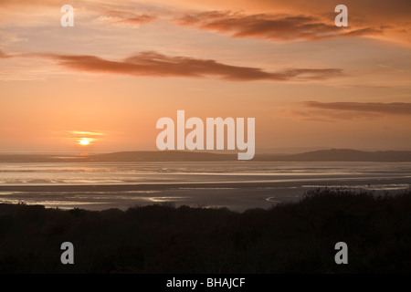 Vue du coucher de soleil sur la baie de Morecambe de Eaves Bois, Lancashire, England, Silverdale Banque D'Images